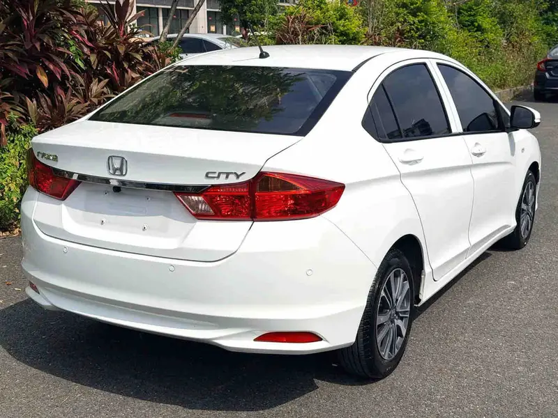 Vehicle photo 5