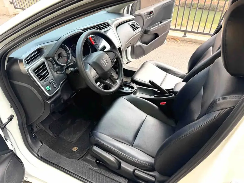 Vehicle photo 7