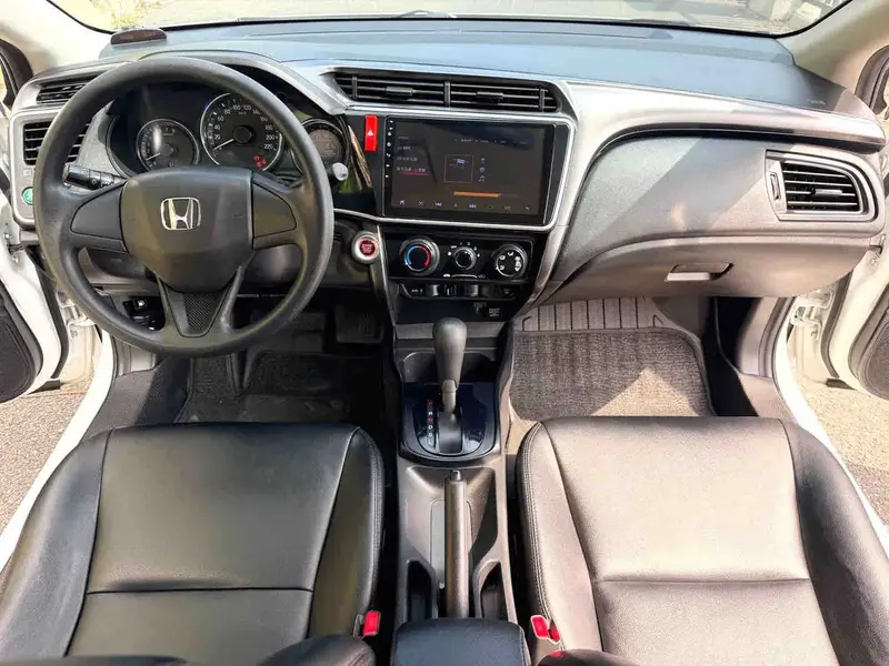 Vehicle photo 8