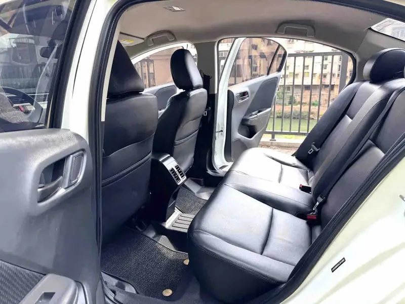 Vehicle photo 9