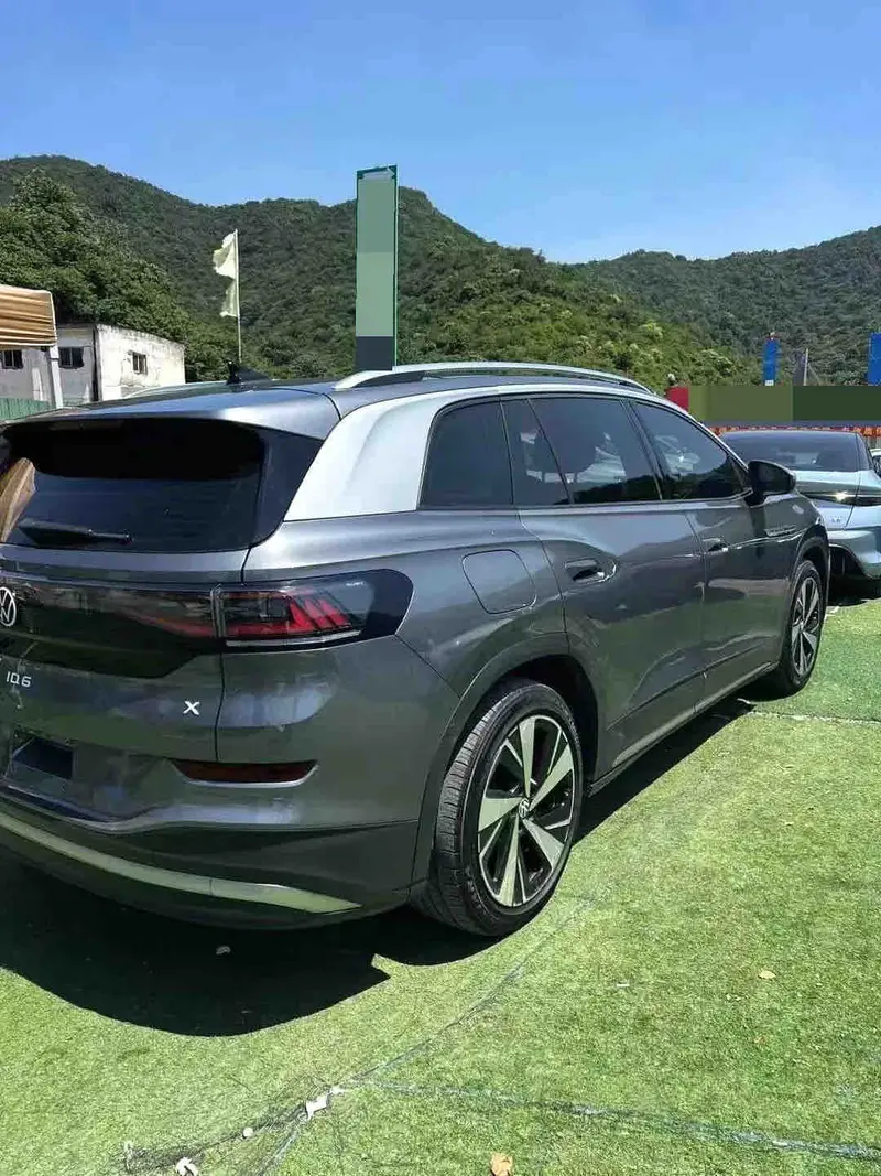 Vehicle photo 4
