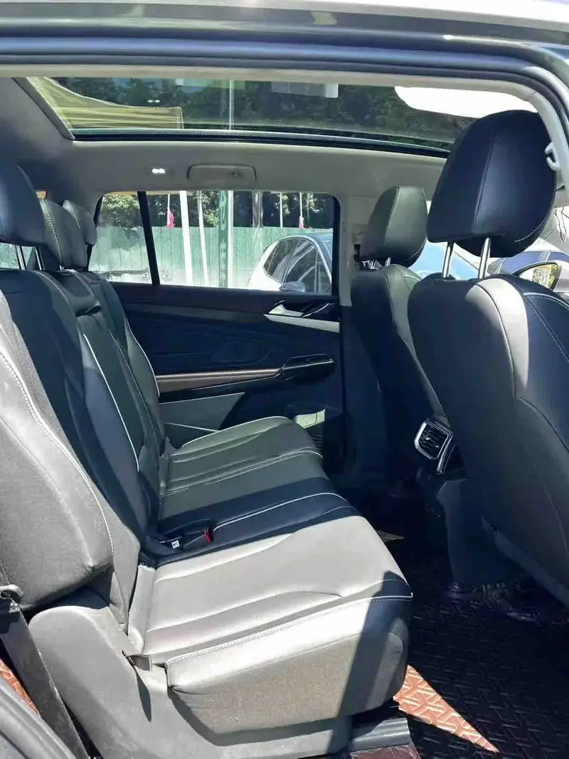 Vehicle photo 8