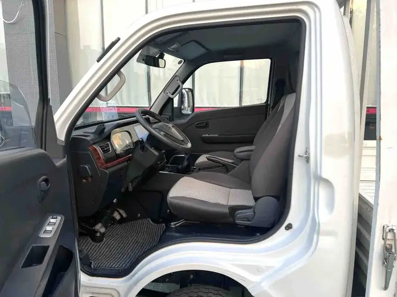 Vehicle photo 7