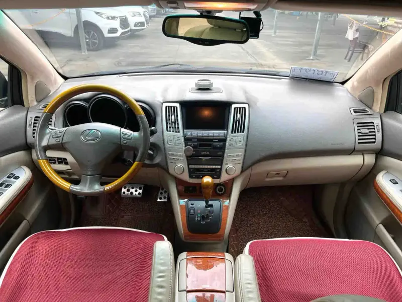 Vehicle photo 6