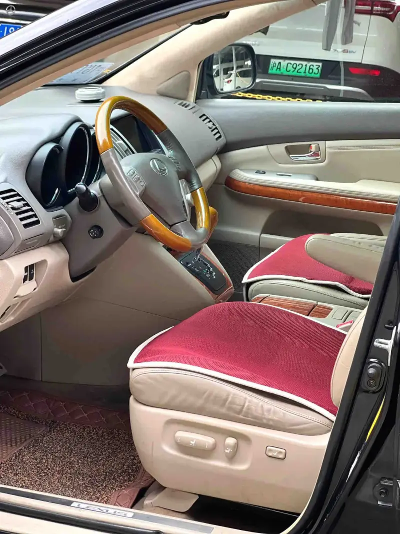 Vehicle photo 7