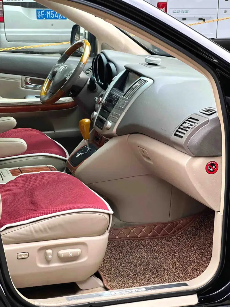 Vehicle photo 8