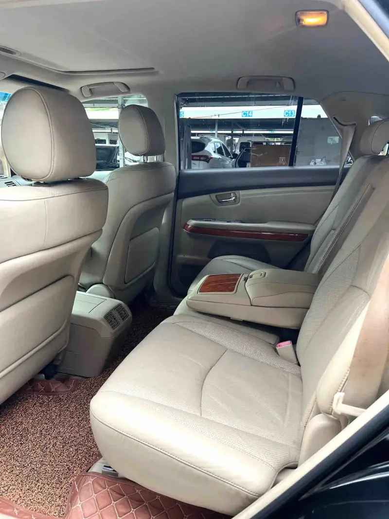 Vehicle photo 9