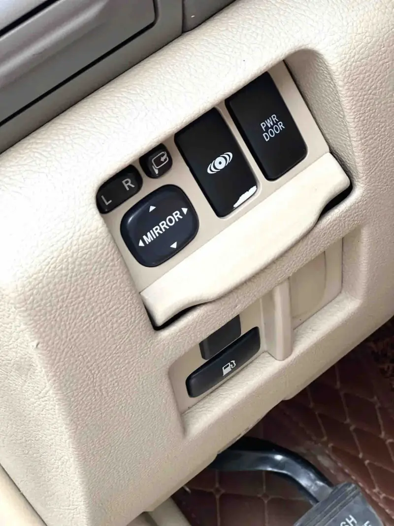 Vehicle photo 13