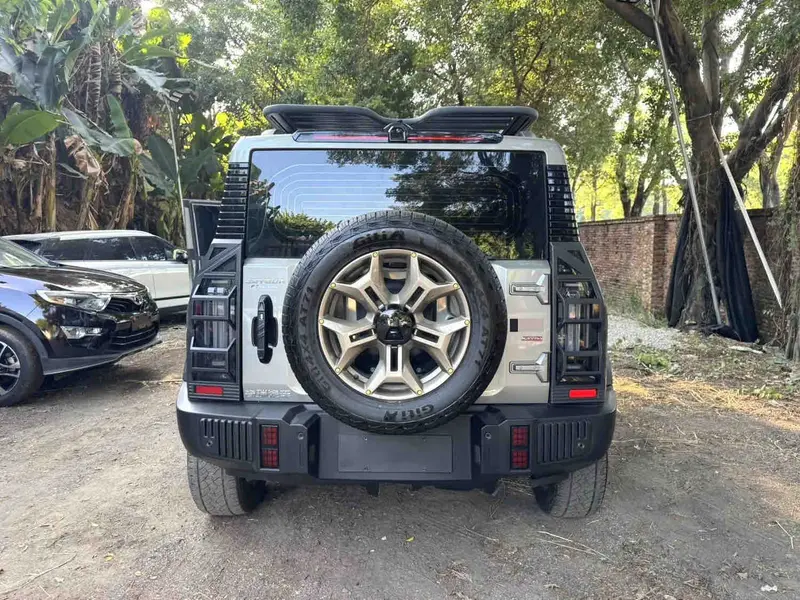 Vehicle photo 5