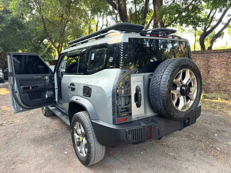 Vehicle photo 6