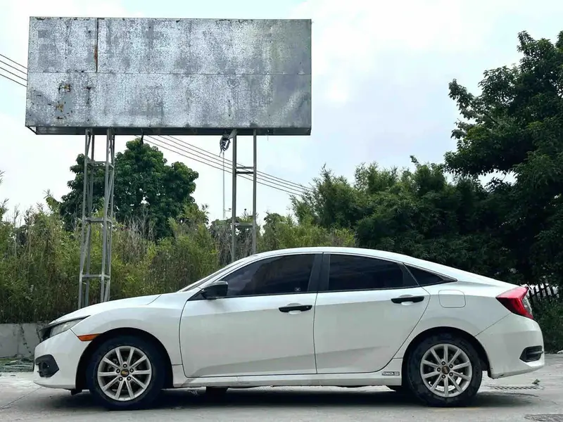 Vehicle photo 4