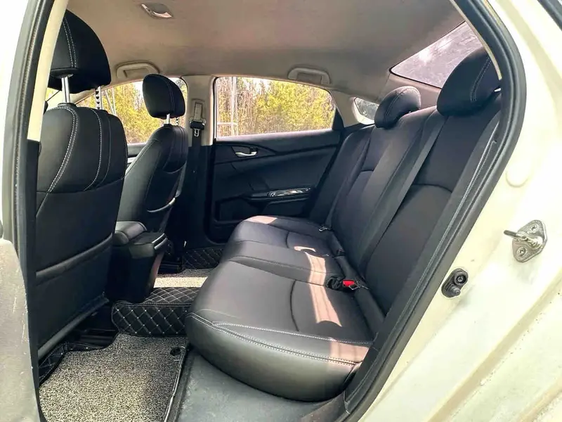 Vehicle photo 9