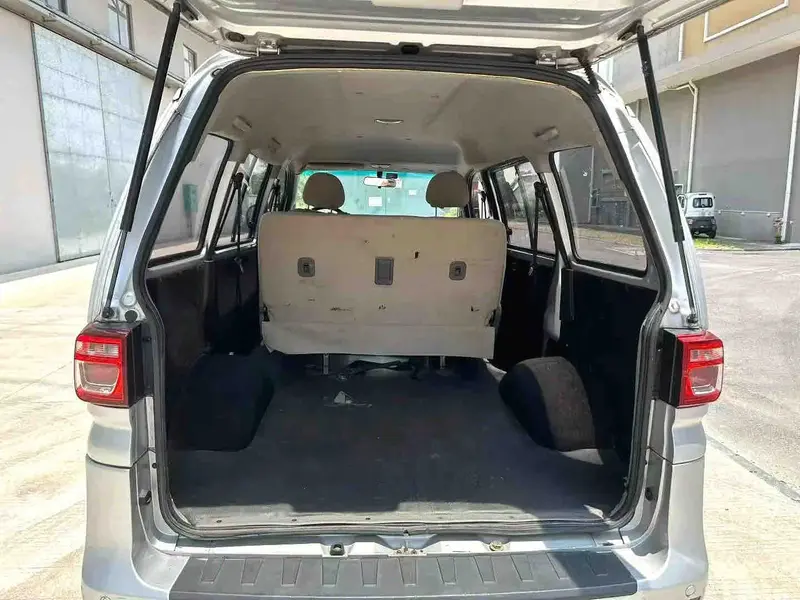 Vehicle photo 7
