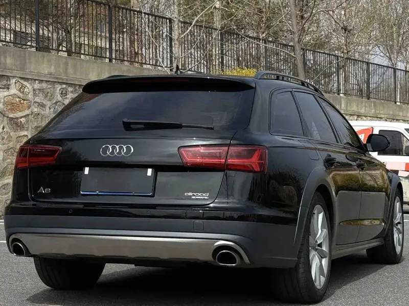 Vehicle photo 3