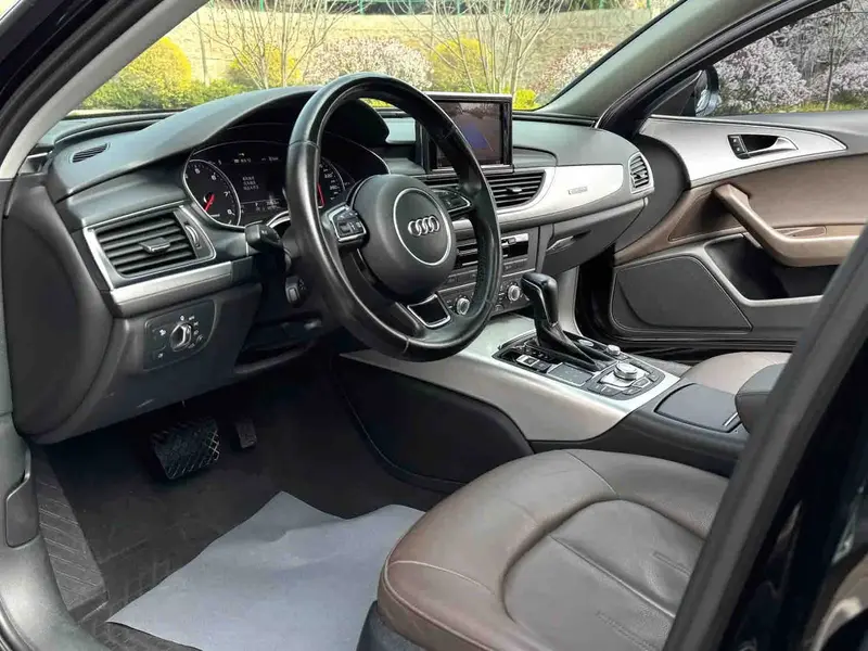 Vehicle photo 5