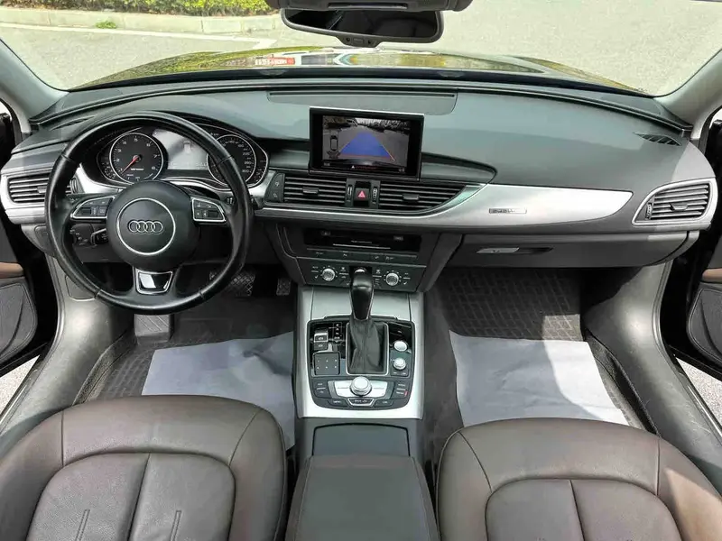 Vehicle photo 6