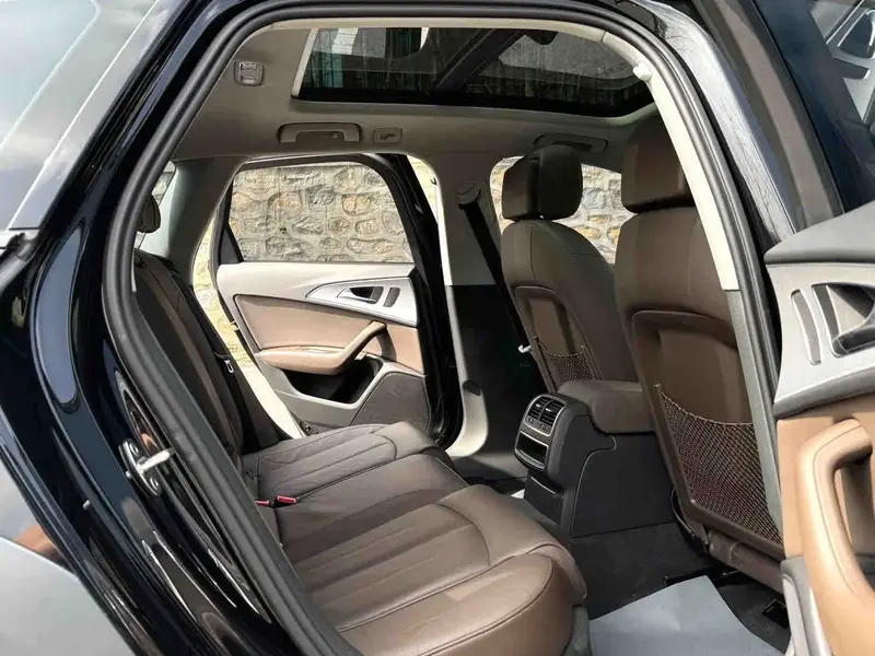 Vehicle photo 8