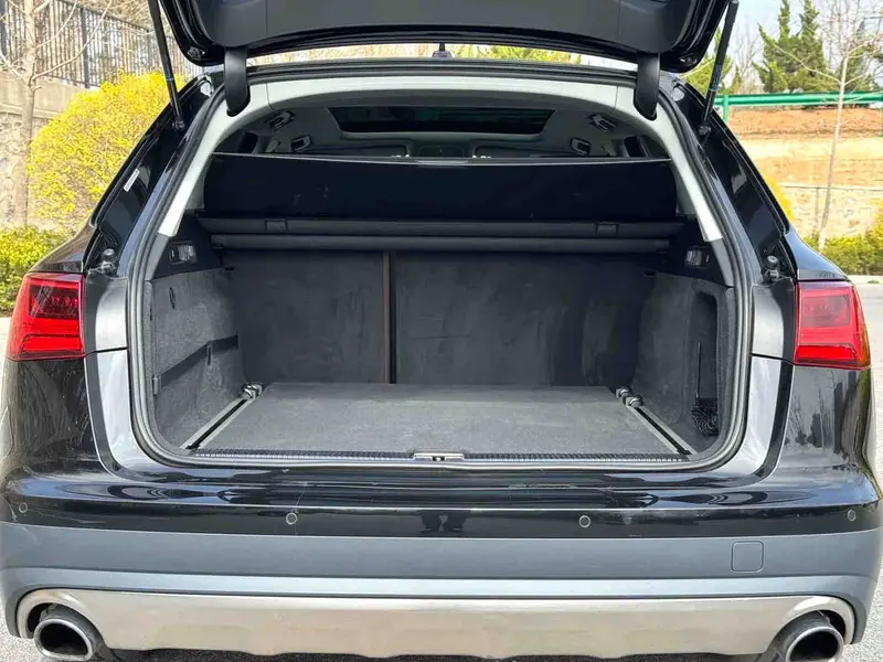 Vehicle photo 9