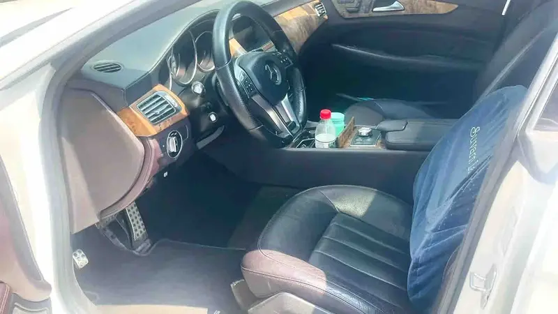 Vehicle photo 6