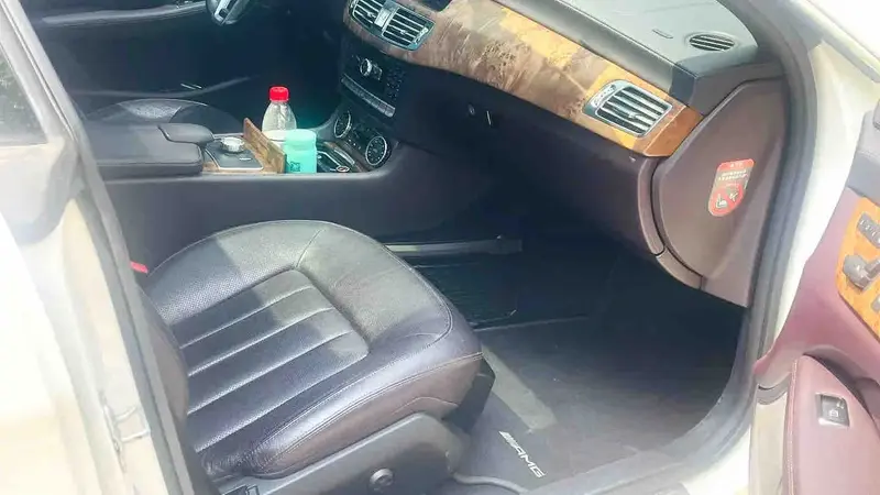Vehicle photo 7