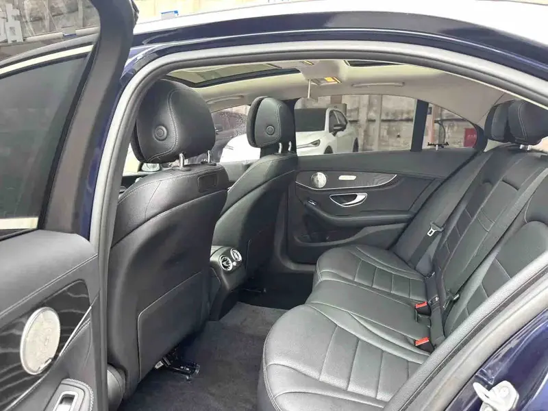 Vehicle photo 7