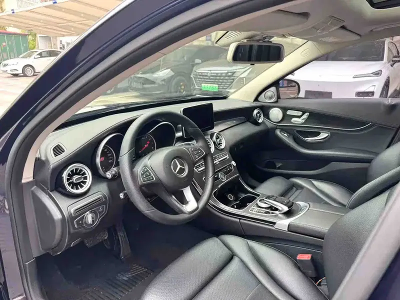 Vehicle photo 9