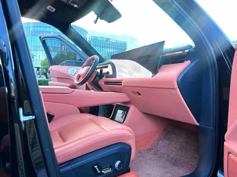Vehicle photo 8