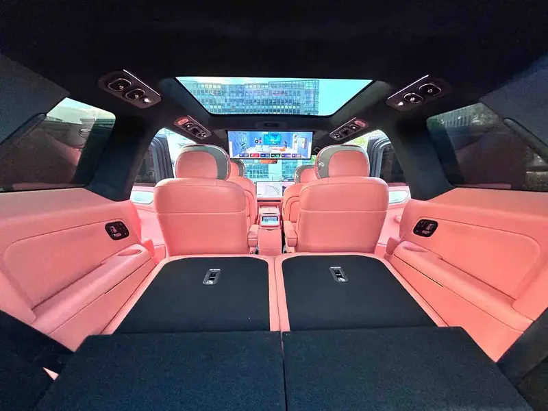 Vehicle photo 10