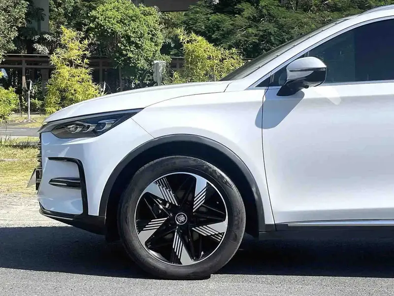 Vehicle photo 4