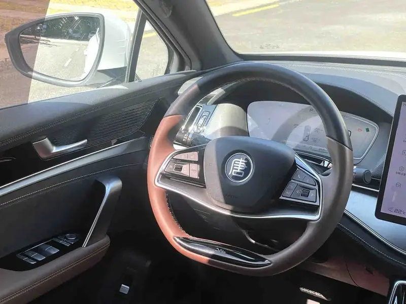 Vehicle photo 6