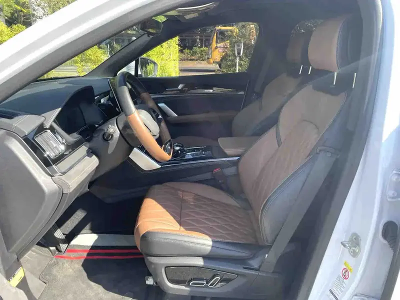 Vehicle photo 7
