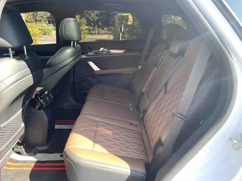 Vehicle photo 8
