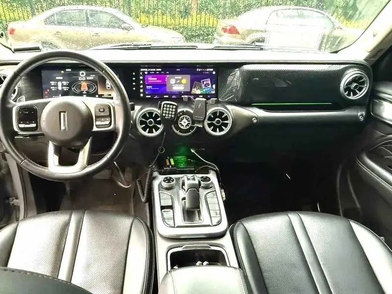 Vehicle photo 7