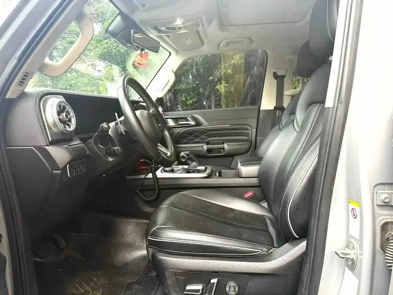 Vehicle photo 8