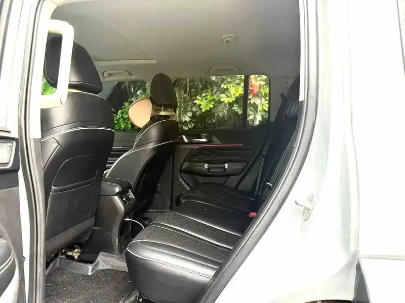 Vehicle photo 9