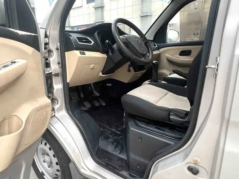 Vehicle photo 7