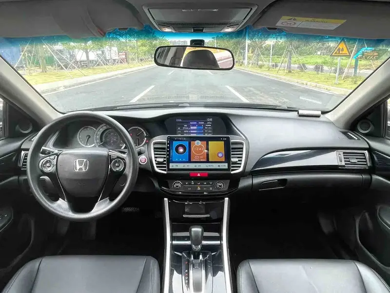 Vehicle photo 5