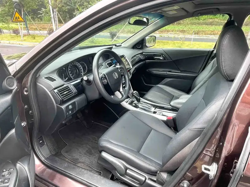 Vehicle photo 8