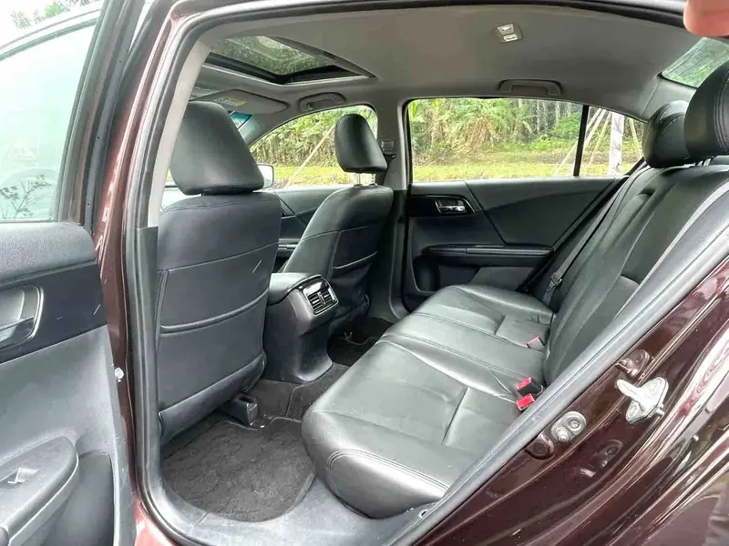 Vehicle photo 9