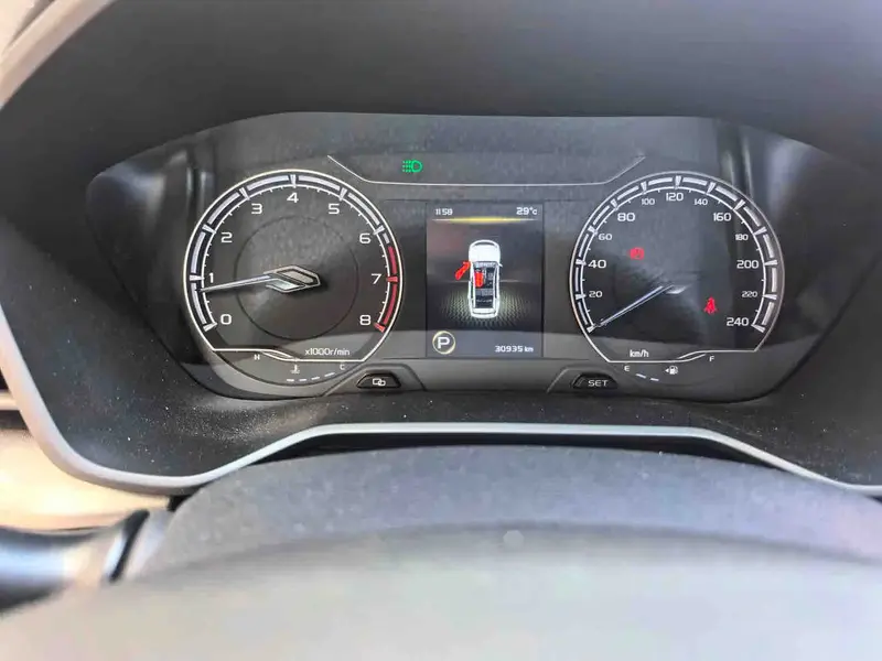 Vehicle photo 9