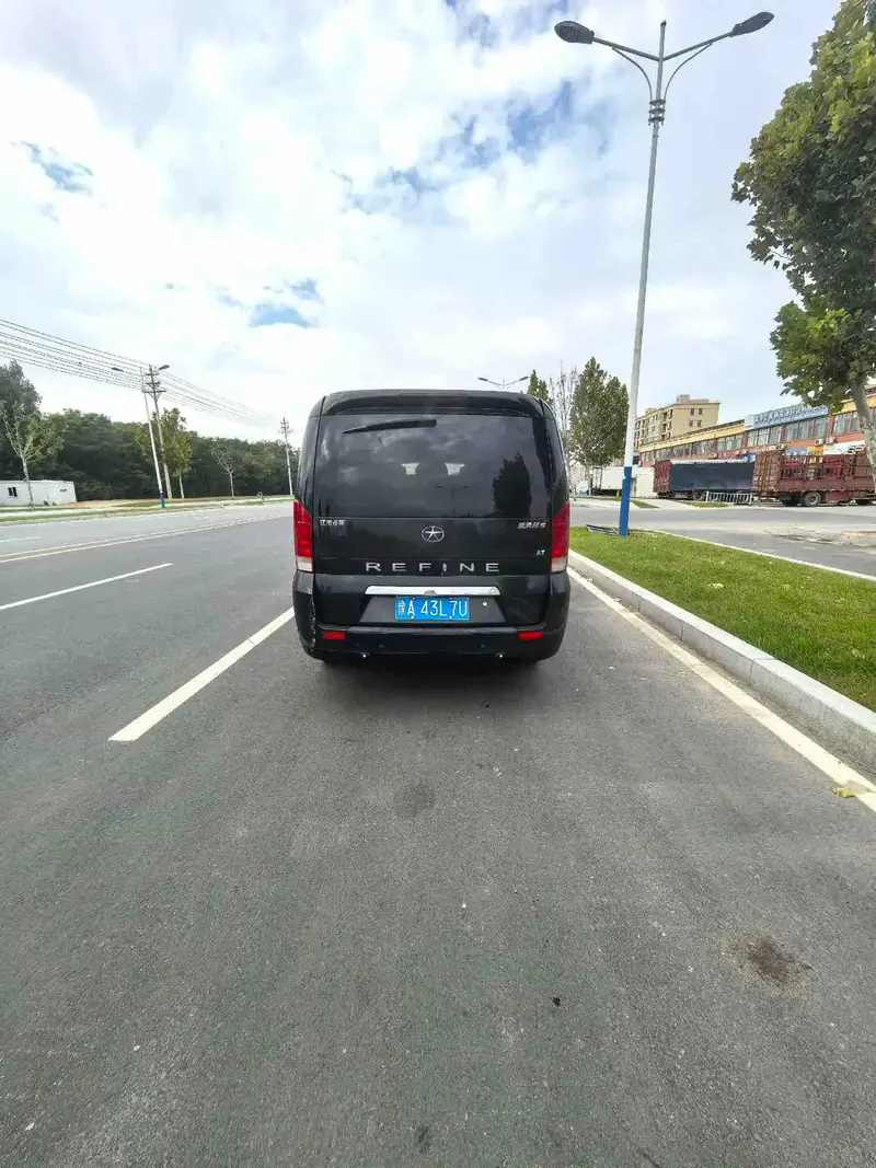 Vehicle photo 5
