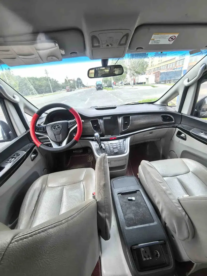 Vehicle photo 7
