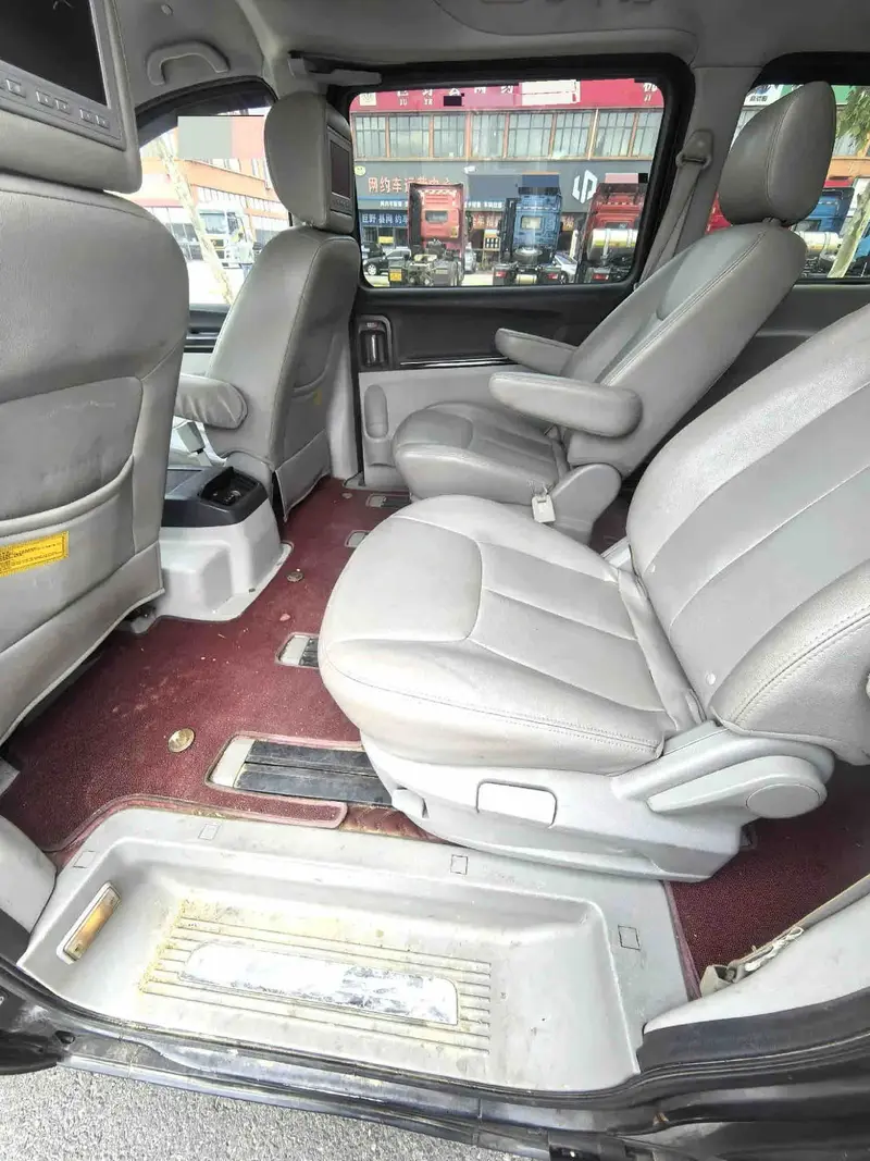 Vehicle photo 8