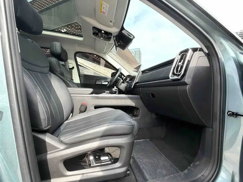 Vehicle photo 8