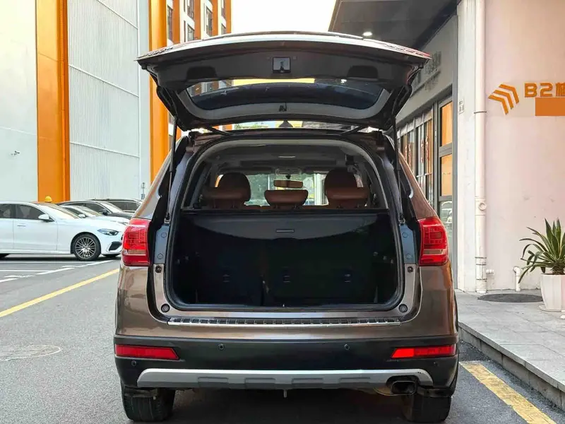 Vehicle photo 5
