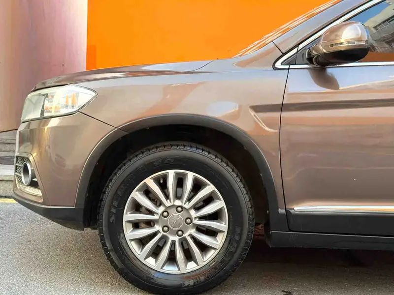 Vehicle photo 6