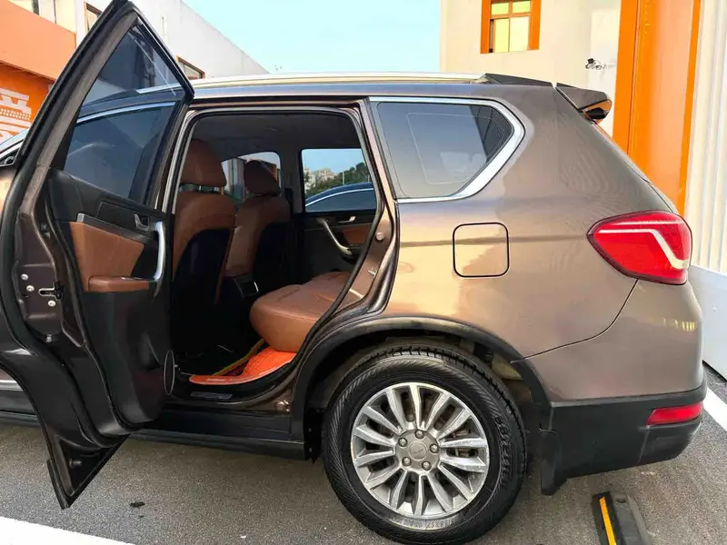 Vehicle photo 10