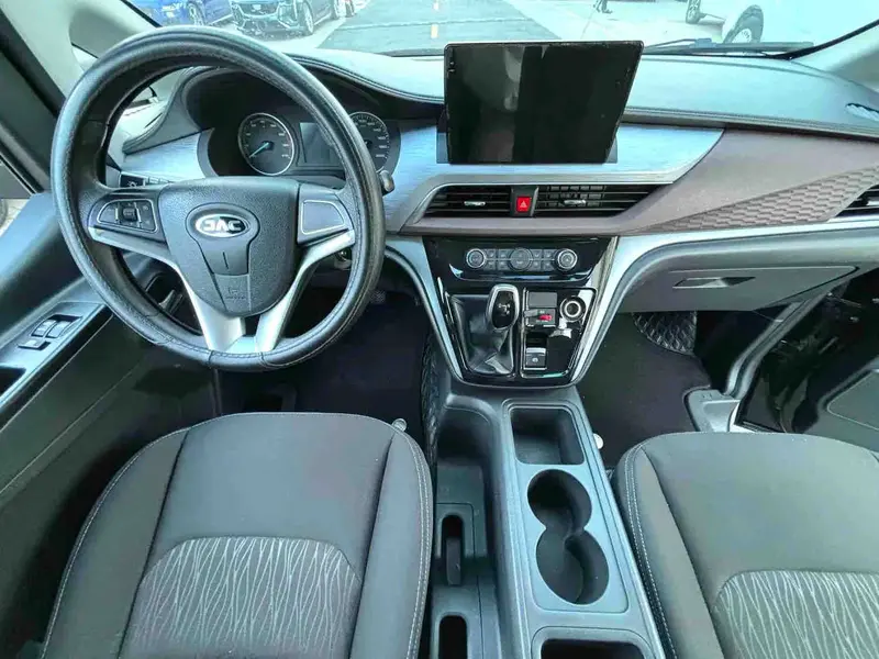Vehicle photo 8
