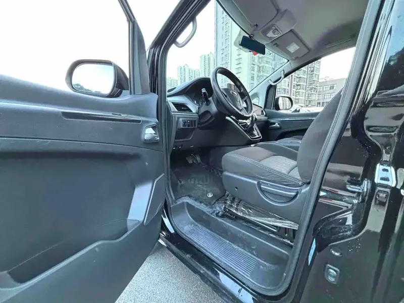 Vehicle photo 9