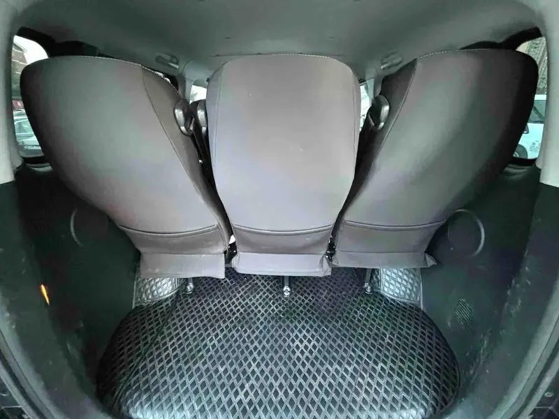Vehicle photo 12
